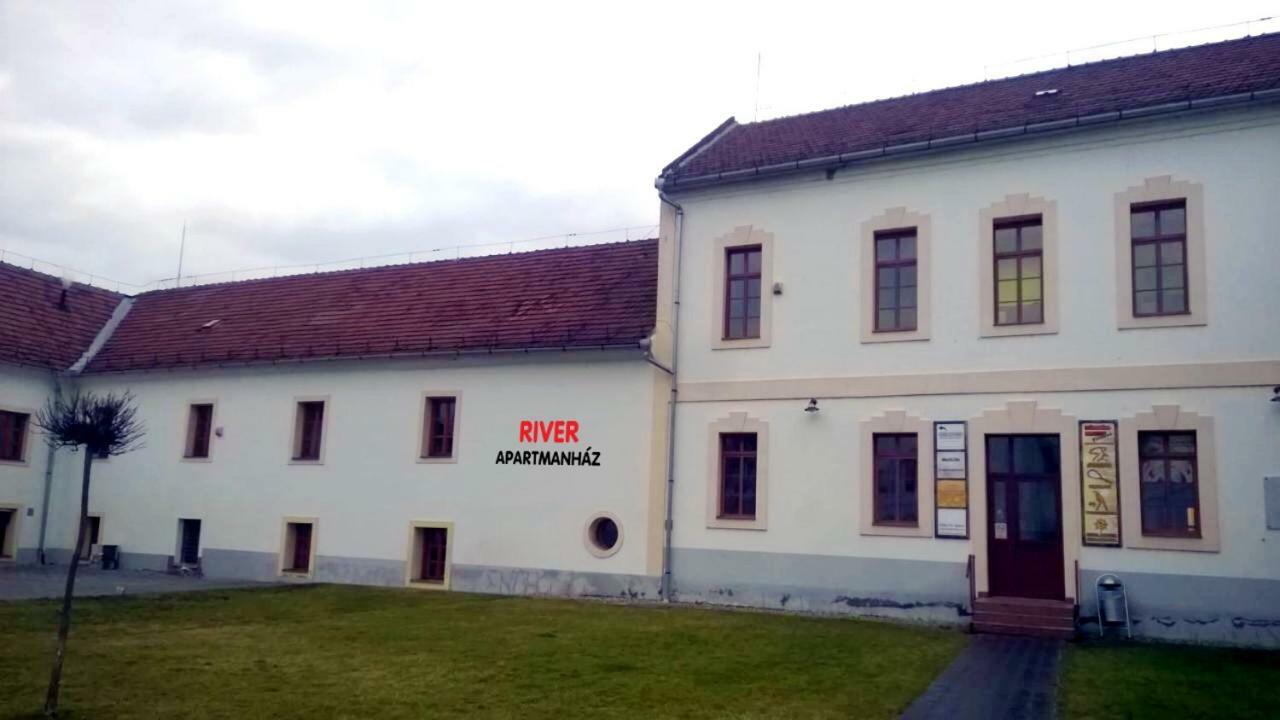 River Apartmanhaz Jászberény Екстериор снимка